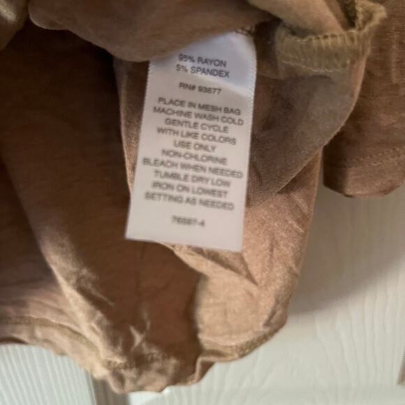 Liz Claiborne V- Neck Long Sleeve shirt with Gold Hardware- Size Small - Picture 3 of 6